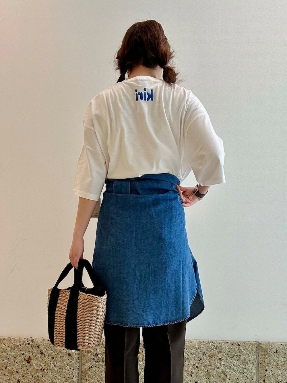 「大人カジュアル、ワイドパンツ、Tシャツ、オーバーサイズ、トラウザー、アーバンリサーチドアーズ、休日コーデ、newarrival、デニムシャツ、お出かけコーデ、20代後半、フォト、初夏のお出かけコーデ、ナチュラル×ブルベ夏、最旬スニーカーコーデ」｜「RODE SKOのナチュラルカゴバッグ（ハンドバッグ、ベージュ系）」を使った、八木野　由季さん（レディース・165cm）の春コーディネートの4枚目の写真
