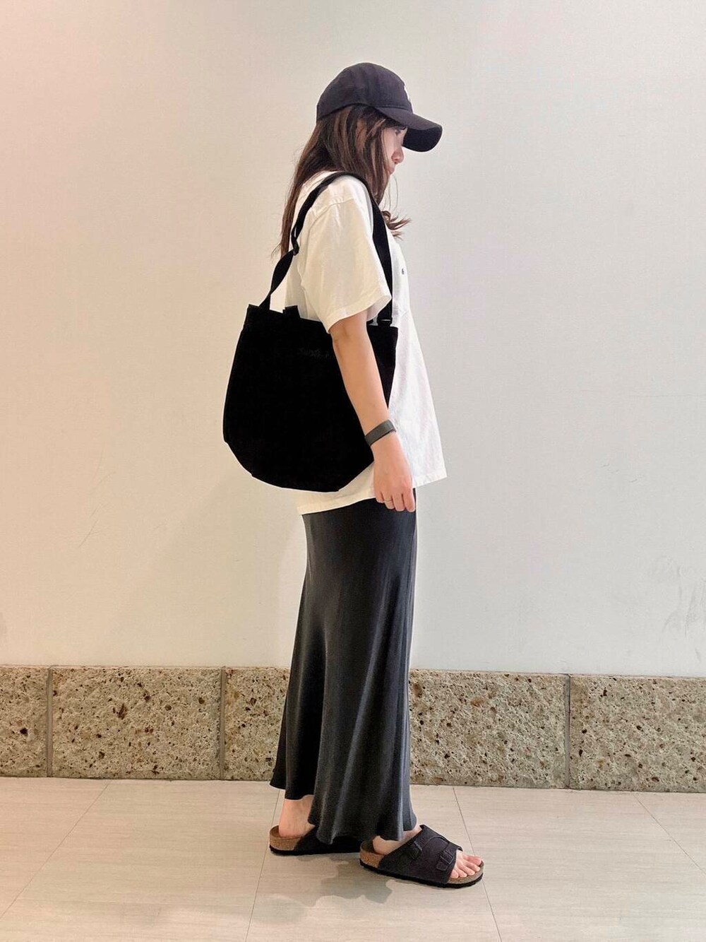 「大人カジュアル、Tシャツ、スカート、かぐれ、スポーティー、newarrival、休日スタイル、ノースフェイス、サンダルコーデ、楽ちん、お出かけコーデ、20代後半、スタイルup、ナチュラル×ブルベ夏」｜「かぐれの『2サイズ展開』キュプラスカート（スカート、グレー系）」を使った、八木野　由季さん（レディース・165cm）の春コーディネートの4枚目の写真