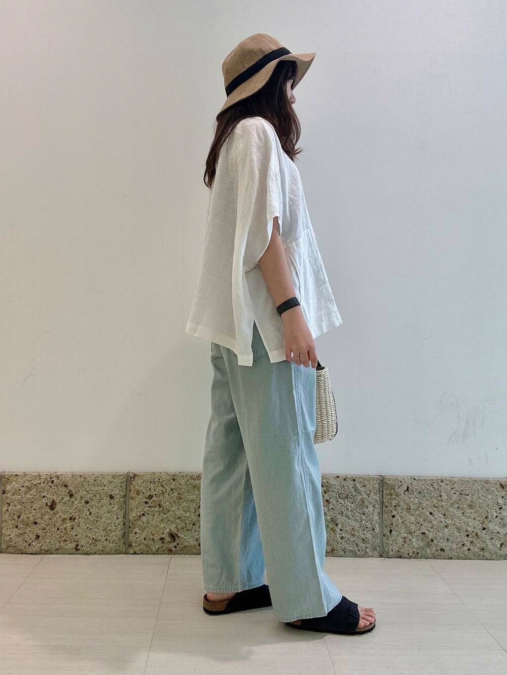 「シンプル、デニム、Wrangler、かぐれ、リゾート、newarrival、休日スタイル、ゆったり、サンダルコーデ、楽ちん、お出かけコーデ、清涼感、20代後半、旅行コーデ、ここでしか手に入らない別注アイテム」｜「ORCIVALのORCIVAL　6PANEL NATURAL HAT（ハット、ベージュ系）」を使った、八木野　由季さん（レディース・165cm）の春コーディネートの3枚目の写真
