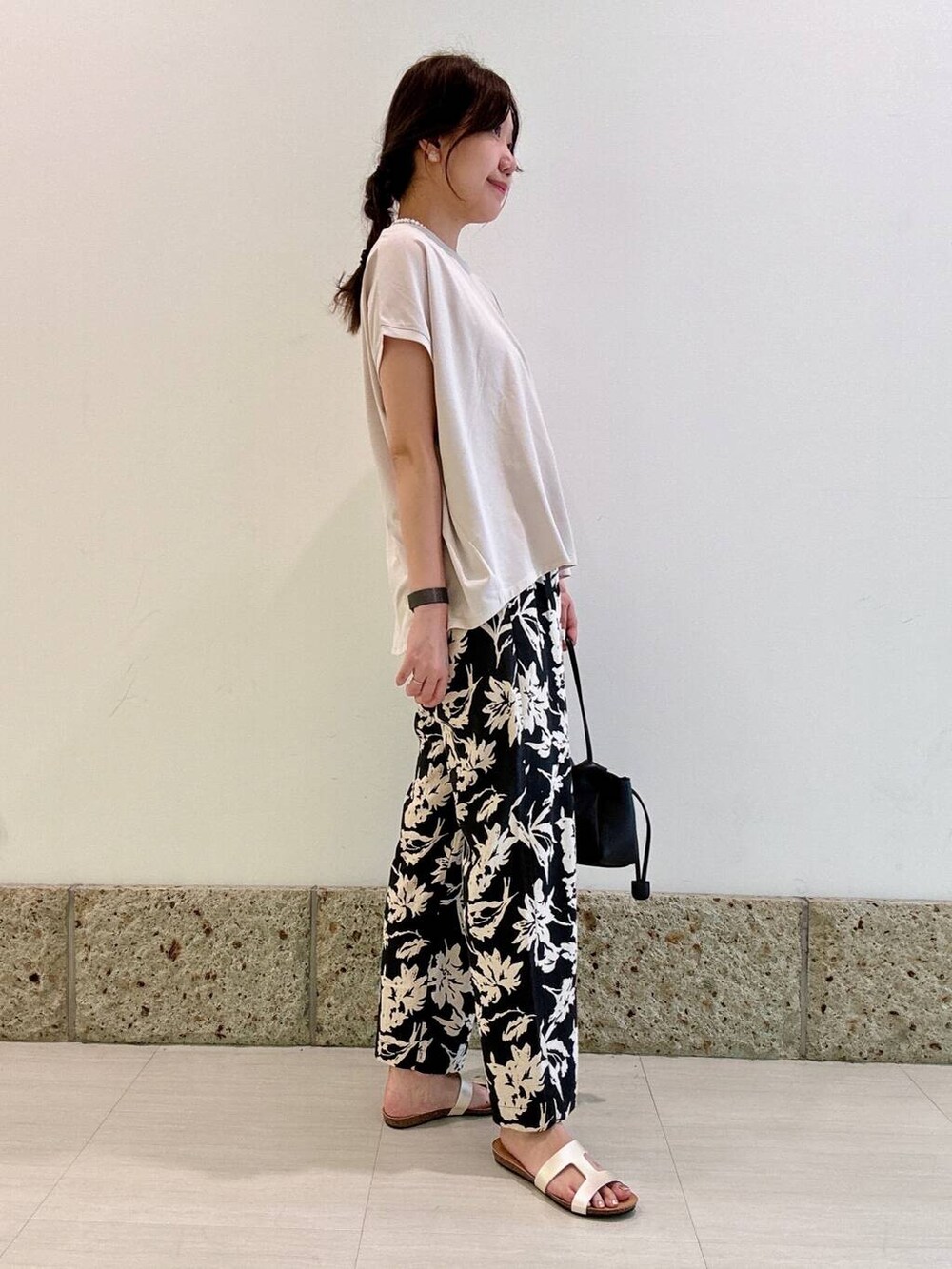 ブラック系のショルダーバッグ、ブラック系のその他パンツ、グレー系のTシャツ/カットソーを着用したレディースの夏コーディネートの2枚目の写真