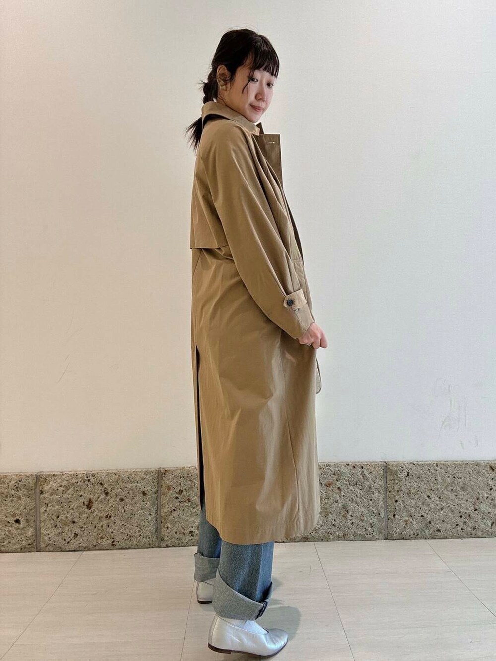 イエロー系のTシャツ/カットソー、シルバー系のパンプス、ベージュ系のその他アウターを着用したレディースの冬コーディネートの2枚目の写真