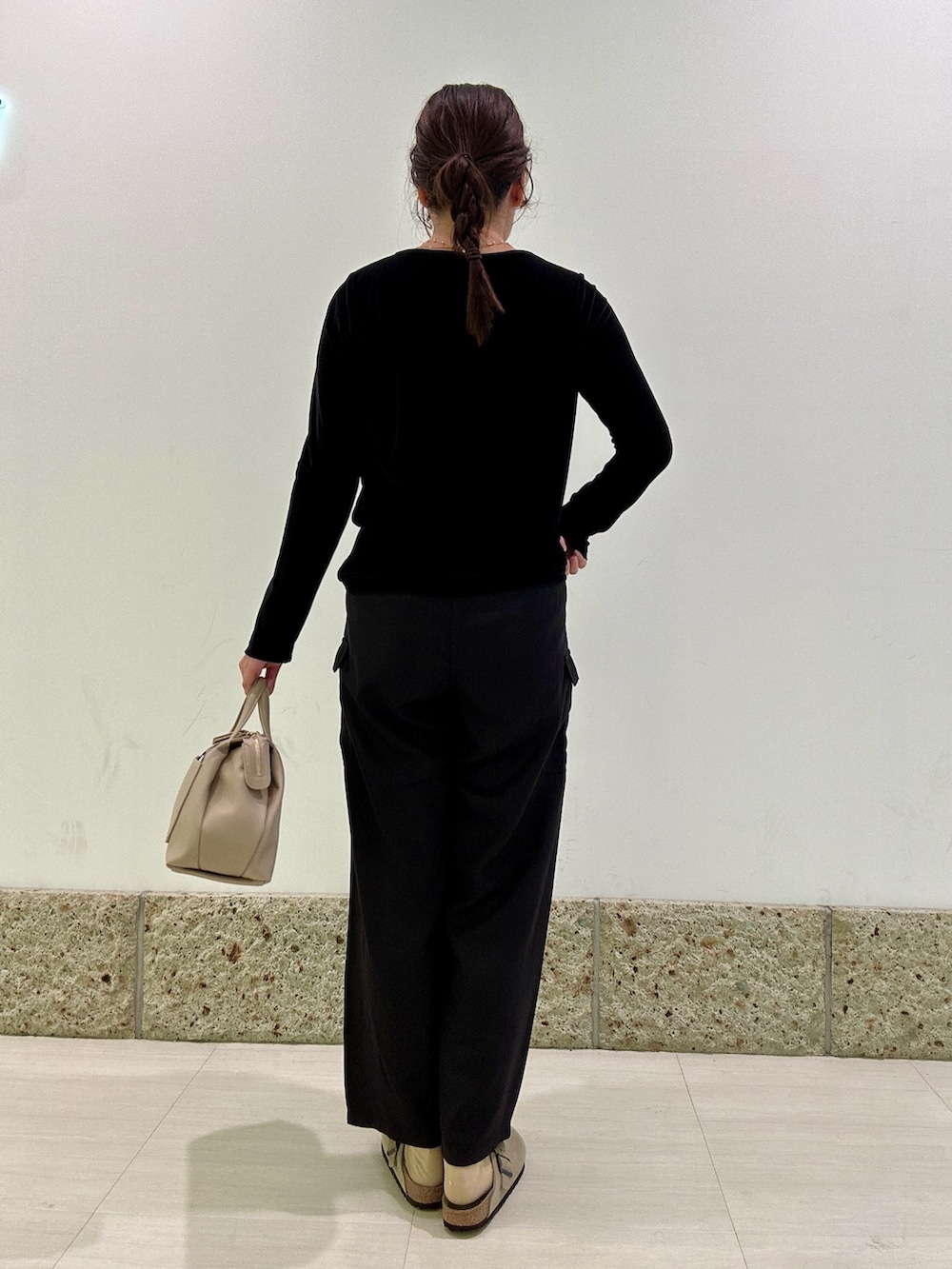 「秋服準備はじめました、パンツスタイル、秋服、ベロア、ベロアトップス、ワントーンコーデ、カーゴパンツ、ビルケンシュトック」｜「URBAN RESEARCH DOORSのシアーベロアプルオーバー（Tシャツ/カットソー、ブラック系）」を使った、YUKIさん（骨格ナチュラル・レディース・165cm）の秋コーディネートの4枚目の写真