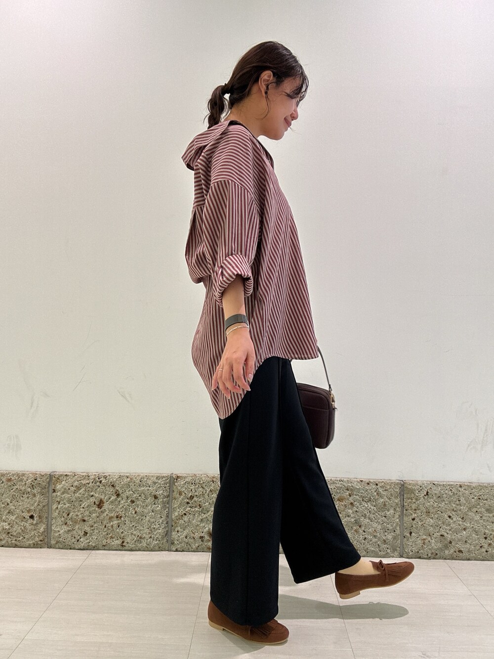 ブラック系のその他パンツ、レッド系のシャツ/ブラウスを着用したレディースの秋コーディネートの3枚目の写真