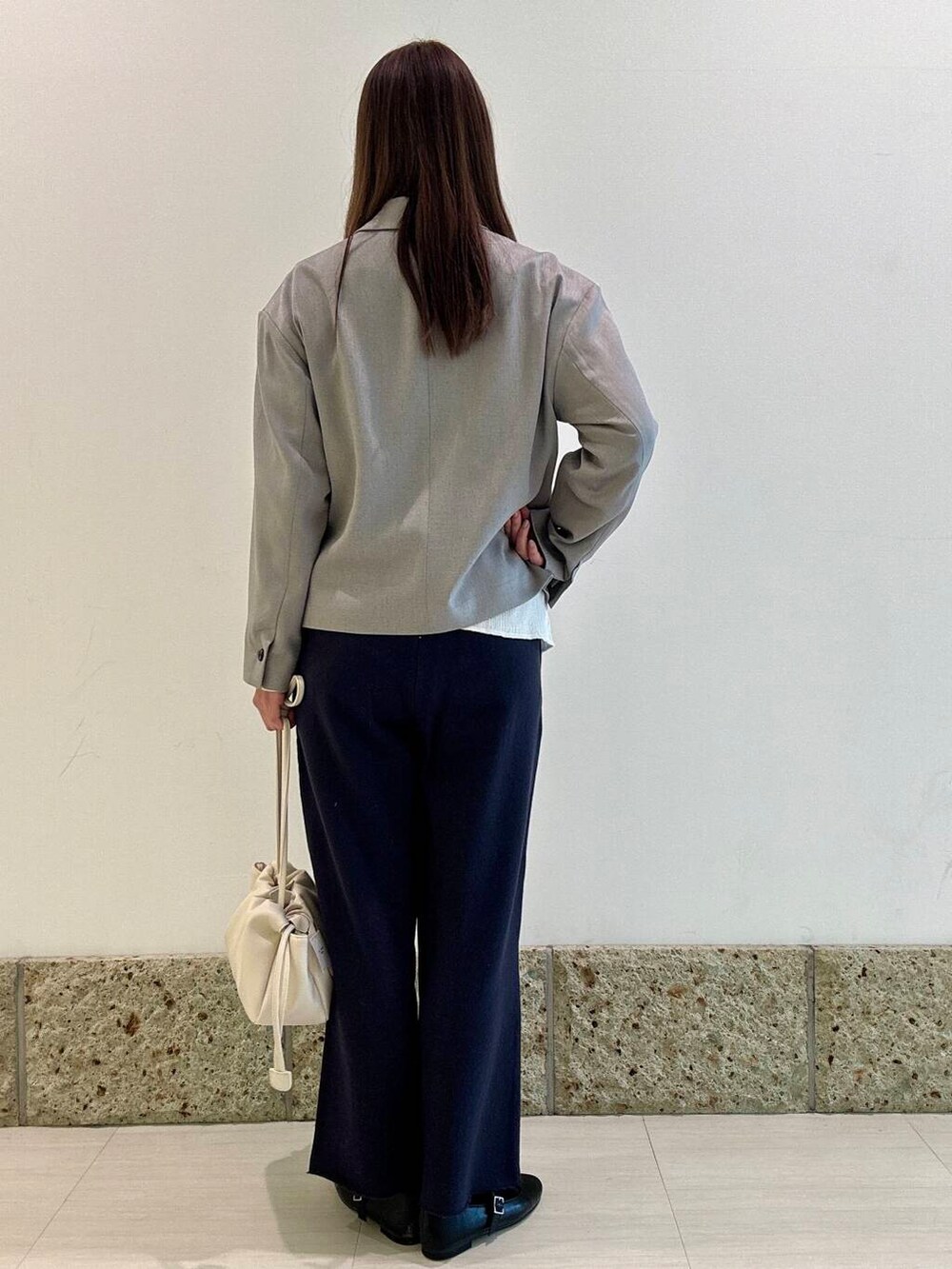 ブラック系のその他パンツ、ホワイト系のショルダーバッグ、グレー系のその他アウターを着用したレディースの春コーディネートの4枚目の写真