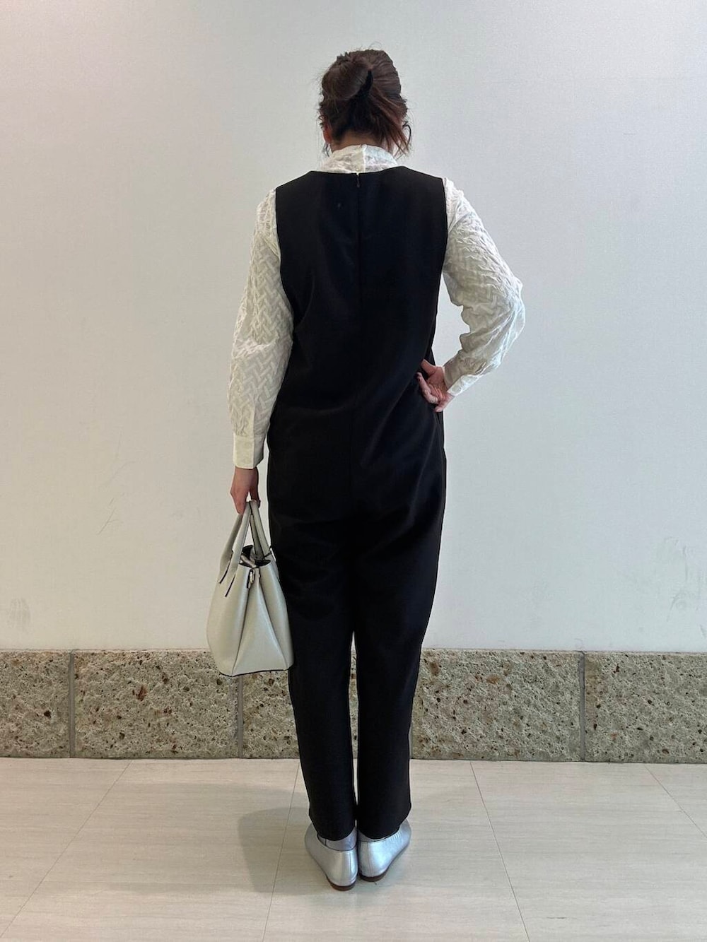 「オールインワン、ブラウス、doors、20代後半、ブルベ夏、セレモニー、卒業、入学、骨格ナチュラル」｜「URBAN RESEARCH DOORSのMARCO BIANCHINI　2WAYハンドルショルダーバッグ（ショルダーバッグ、ホワイト系）」を使った、八木野　由季さん（レディース・165cm）の冬コーディネートの4枚目の写真
