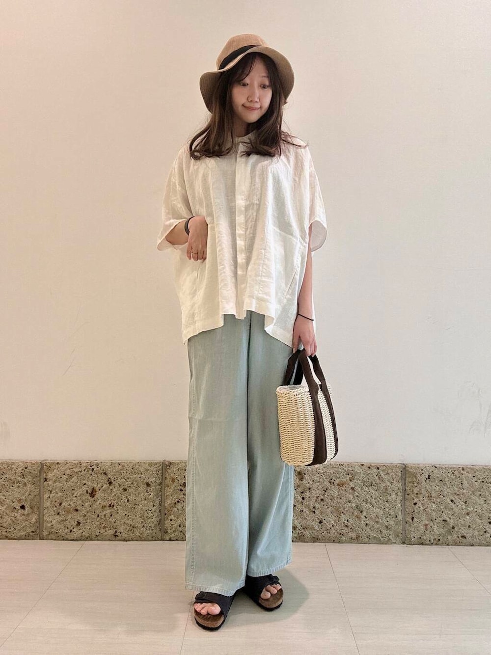 「シンプル、デニム、Wrangler、かぐれ、リゾート、newarrival、休日スタイル、ゆったり、サンダルコーデ、楽ちん、お出かけコーデ、清涼感、20代後半、旅行コーデ、ここでしか手に入らない別注アイテム」｜「ORCIVALのORCIVAL　6PANEL NATURAL HAT（ハット、ベージュ系）」を使った、八木野　由季さん（レディース・165cm）の春コーディネートの2枚目の写真