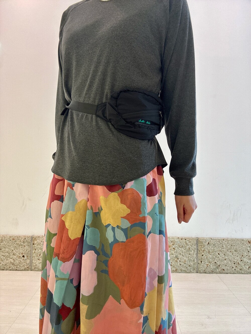 ブラック系のショルダーバッグ、グレー系のTシャツ/カットソー、ブラック系のパンプスを着用したレディースの秋コーディネートの5枚目の写真