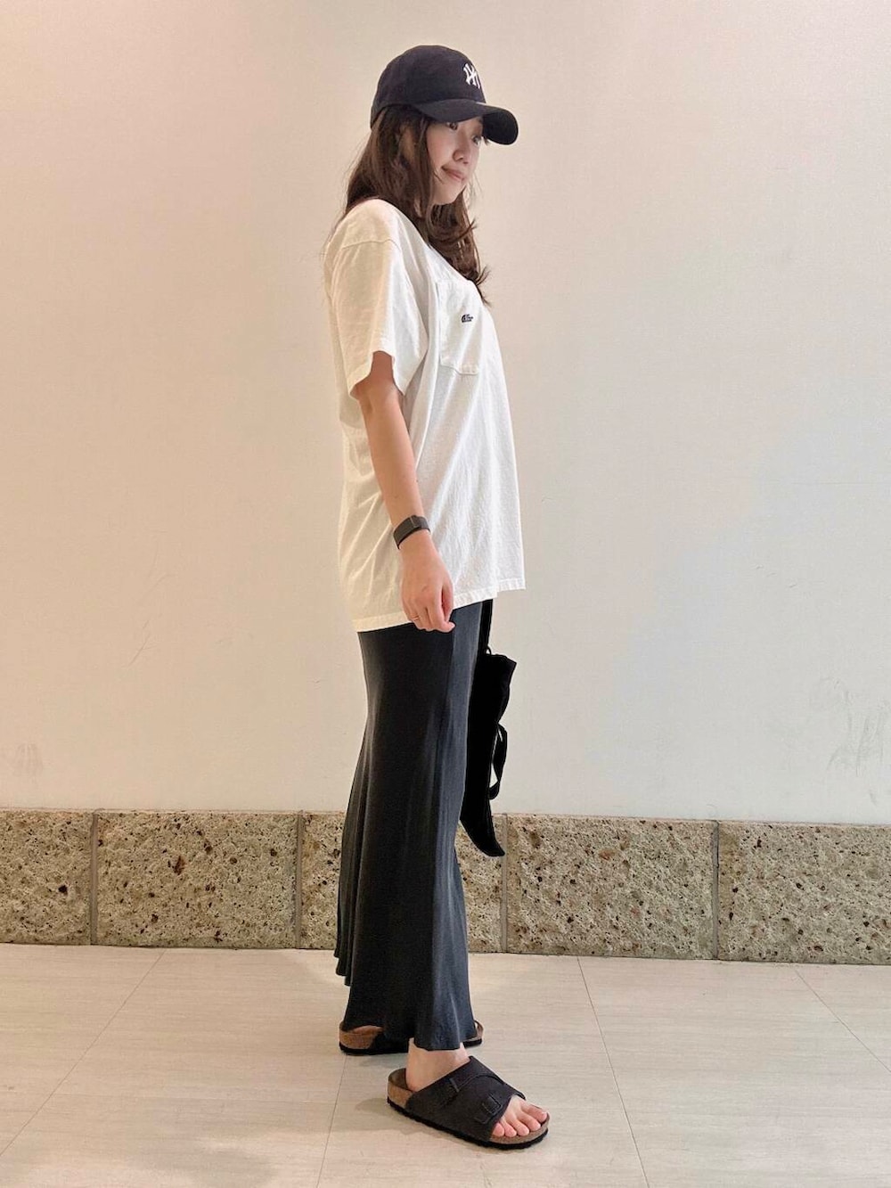 「大人カジュアル、Tシャツ、スカート、かぐれ、スポーティー、newarrival、休日スタイル、ノースフェイス、サンダルコーデ、楽ちん、お出かけコーデ、20代後半、スタイルup、ナチュラル×ブルベ夏」｜「かぐれの『2サイズ展開』キュプラスカート（スカート、グレー系）」を使った、八木野　由季さん（レディース・165cm）の春コーディネートの3枚目の写真