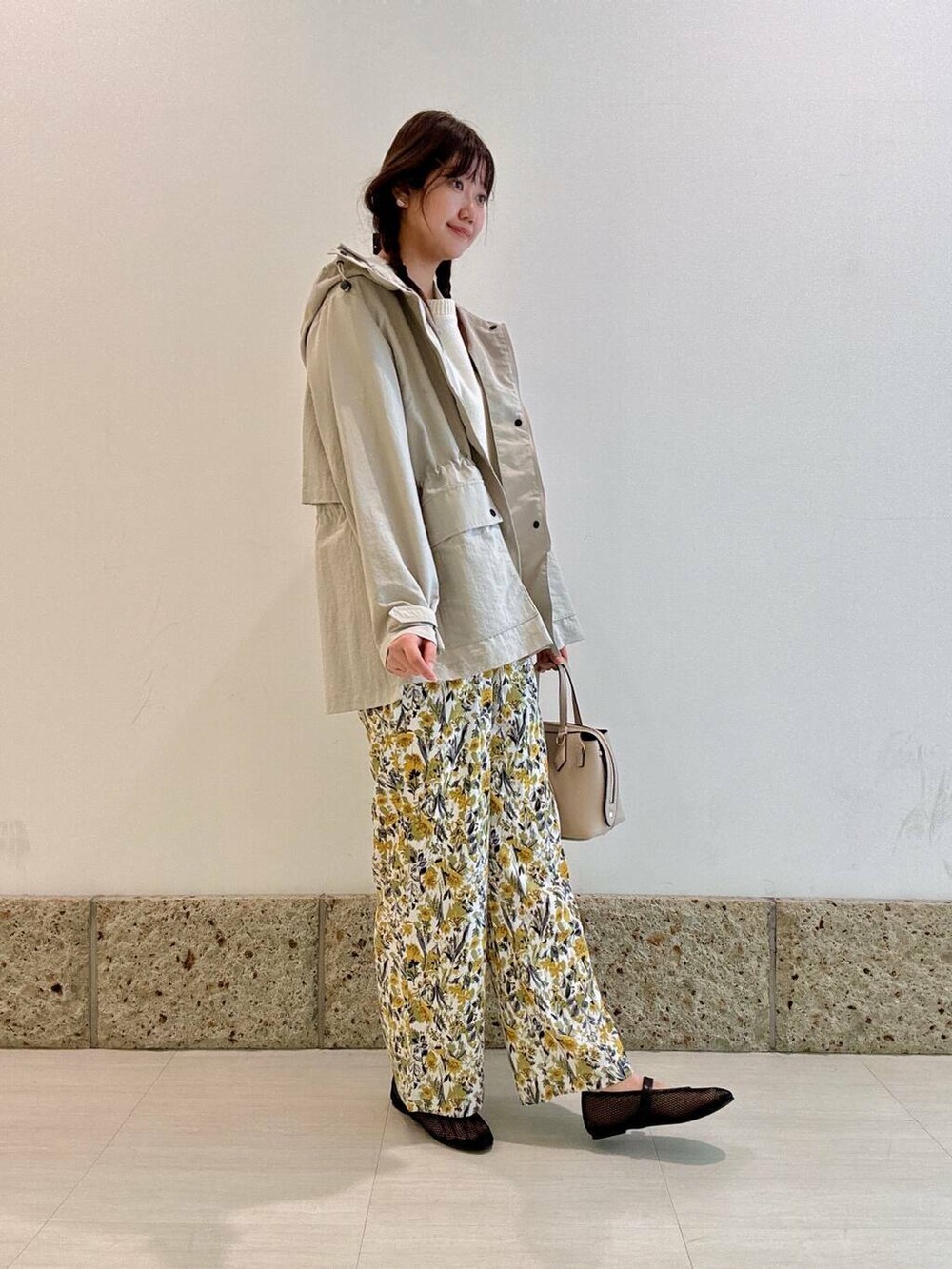 「大人カジュアル、花柄、プルオーバー、パンツ、マウンテンパーカー、アーバンリサーチドアーズ、春アウター、newarrival、doors、お出かけコーデ、20代後半、ナチュラル×ブルベ夏」｜「URBAN RESEARCH DOORSのナイロンマウンテンパーカー（マウンテンパーカー、ベージュ系）」を使った、八木野　由季さん（レディース・165cm）の春コーディネートの3枚目の写真
