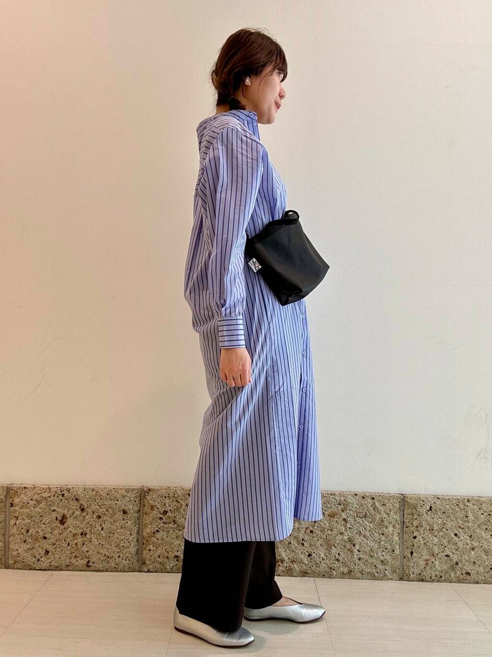 「大人カジュアル、パンプス、シャツワンピース、レイヤード、ストライプ、パンツ、トラウザー、アーバンリサーチドアーズ、newarrival、お出かけコーデ、20代後半、ワンタック、春カラーコーデ、ナチュラル×ブルベ夏、過ごしやすい」｜「URBAN RESEARCH DOORSのVカットパンプス（パンプス、シルバー系）」を使った、八木野　由季さん（レディース・165cm）の春コーディネートの3枚目の写真