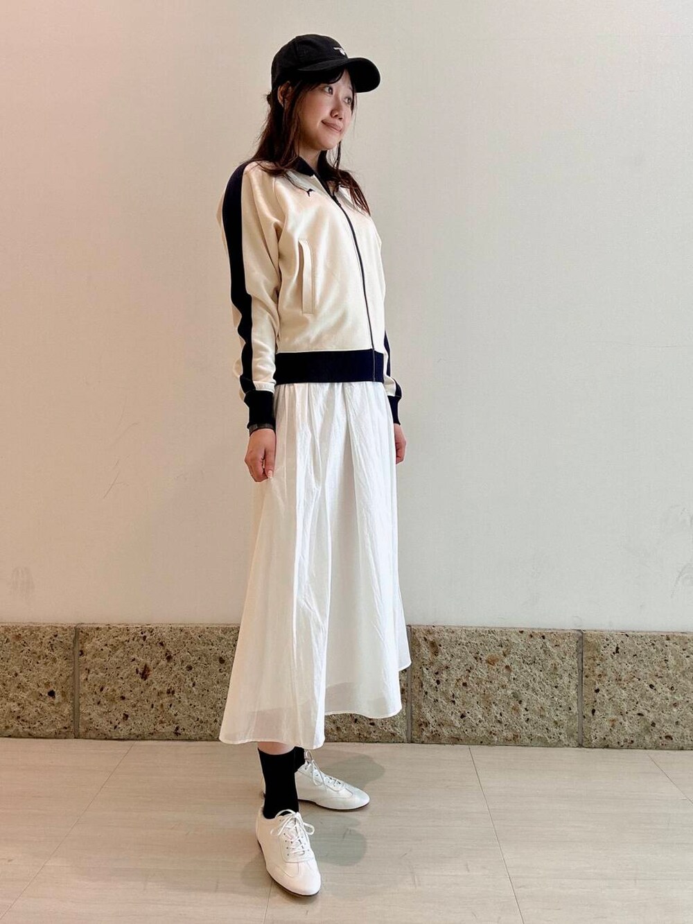 「大人カジュアル、スカート、パーカー、トラックジャケット、アーバンリサーチドアーズ、newarrival、PUMA、フレア、羽織り、アクティブ、スポーツ、スタイルアップ、20代後半、ジャージ、コンパクト」｜「URBAN RESEARCH DOORSのダブルガーゼボリュームスカート（スカート、ホワイト系）」を使った、八木野　由季さん（レディース・165cm）の春コーディネートの3枚目の写真