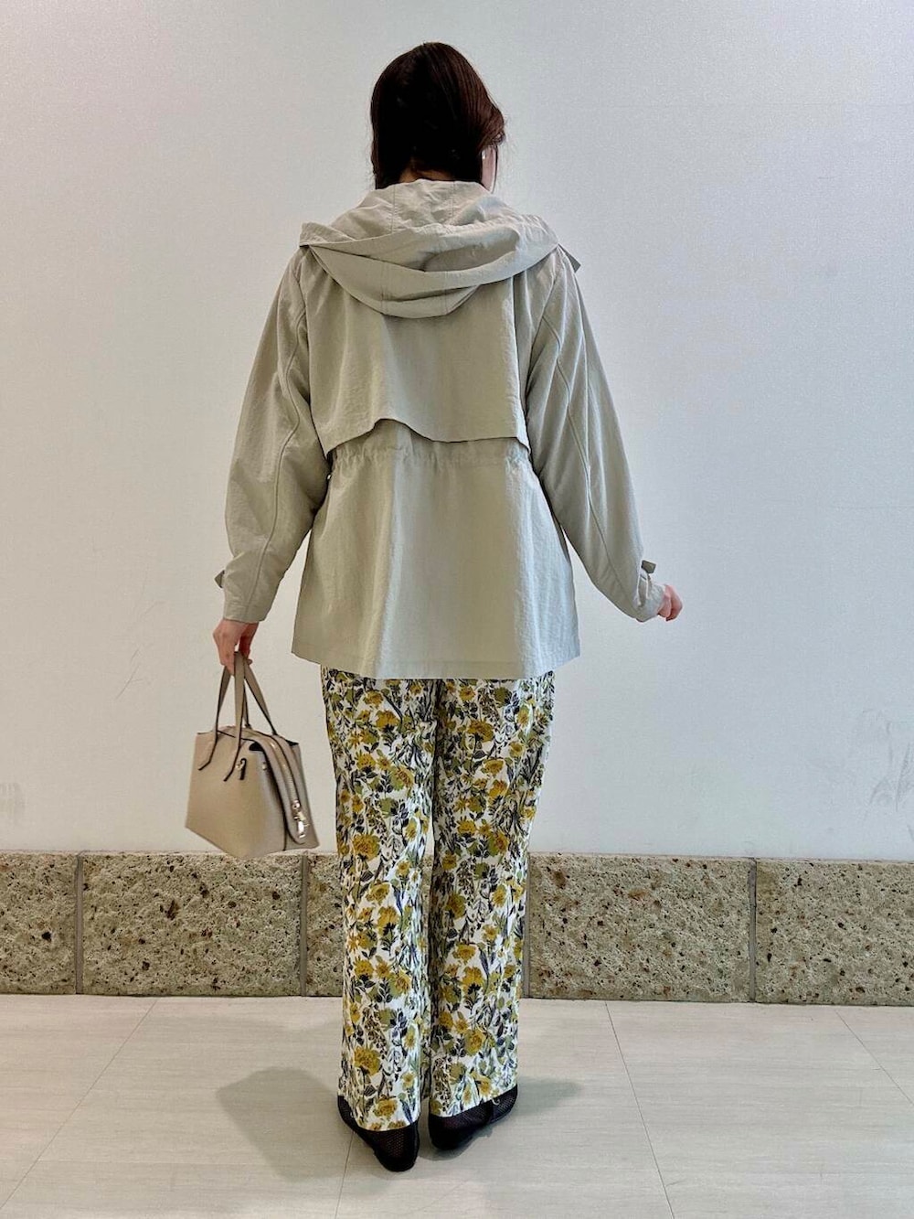 「大人カジュアル、花柄、プルオーバー、パンツ、マウンテンパーカー、アーバンリサーチドアーズ、春アウター、newarrival、doors、お出かけコーデ、20代後半、ナチュラル×ブルベ夏」｜「URBAN RESEARCH DOORSのナイロンマウンテンパーカー（マウンテンパーカー、ベージュ系）」を使った、八木野　由季さん（レディース・165cm）の春コーディネートの4枚目の写真