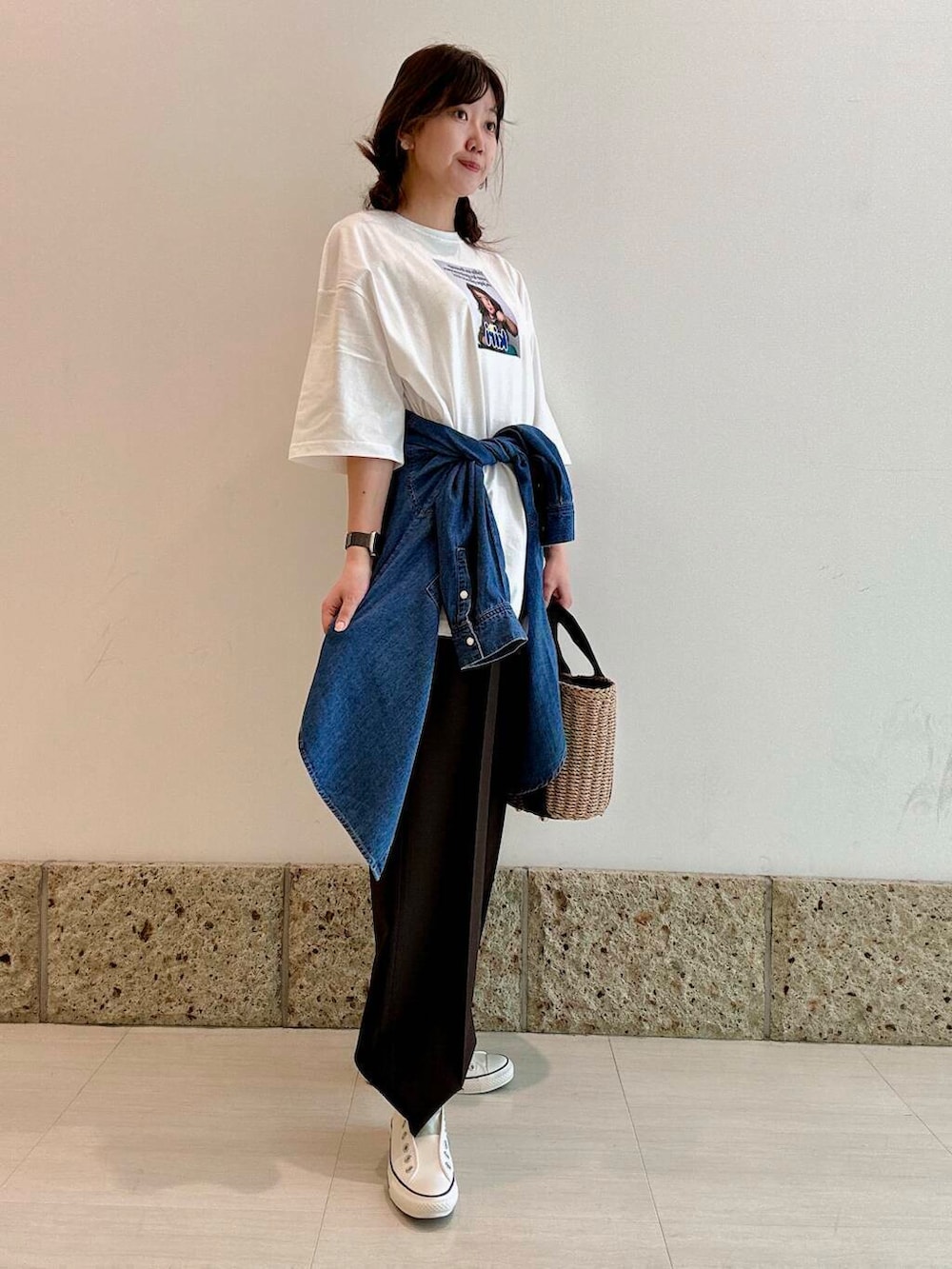 「大人カジュアル、ワイドパンツ、Tシャツ、オーバーサイズ、トラウザー、アーバンリサーチドアーズ、休日コーデ、newarrival、デニムシャツ、お出かけコーデ、20代後半、フォト、初夏のお出かけコーデ、ナチュラル×ブルベ夏、最旬スニーカーコーデ」｜「RODE SKOのナチュラルカゴバッグ（ハンドバッグ、ベージュ系）」を使った、八木野　由季さん（レディース・165cm）の春コーディネートの2枚目の写真