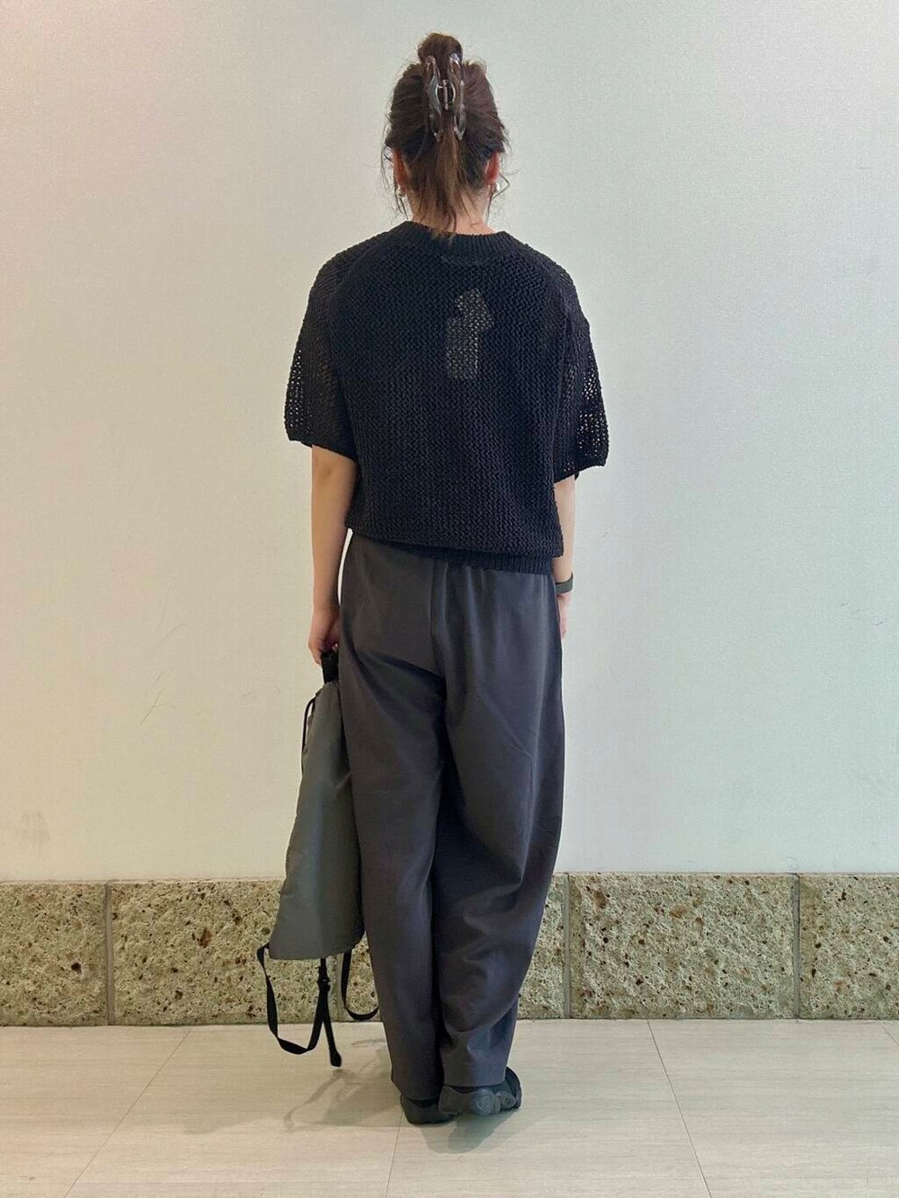 「アーバンリサーチ、タックパンツ、newarrival、休日スタイル、メッシュ、通気性、お出かけコーデ、おでかけコーデ、20代後半、透かし柄、ナチュラル×ブルベ夏、外遊びコーデ、暮らしを楽しむ、初夏パンツ」｜「NIKEのNIKE　エアリフト（その他シューズ、ブラック系）」を使った、八木野　由季さん（レディース・165cm）の春コーディネートの4枚目の写真