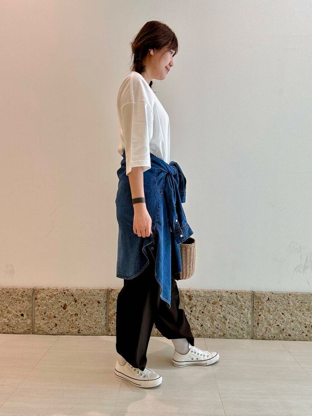 「大人カジュアル、ワイドパンツ、Tシャツ、オーバーサイズ、トラウザー、アーバンリサーチドアーズ、休日コーデ、newarrival、デニムシャツ、お出かけコーデ、20代後半、フォト、初夏のお出かけコーデ、ナチュラル×ブルベ夏、最旬スニーカーコーデ」｜「RODE SKOのナチュラルカゴバッグ（ハンドバッグ、ベージュ系）」を使った、八木野　由季さん（レディース・165cm）の春コーディネートの3枚目の写真