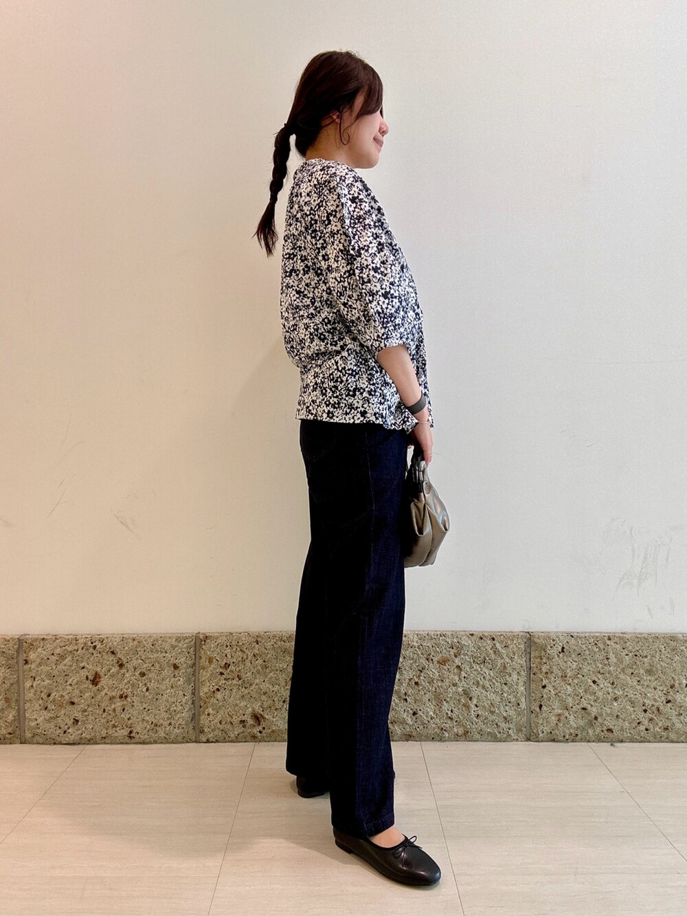 ブルー系のシャツ/ブラウス、ブルー系のデニムパンツ、ブラック系のバレエシューズを着用したレディースの秋コーディネートの2枚目の写真