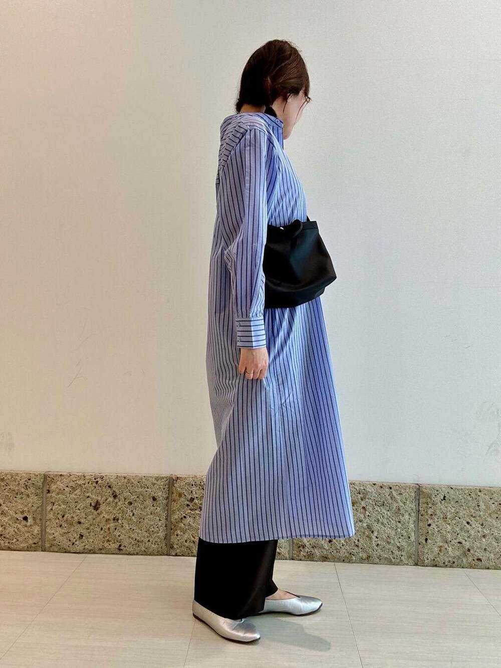 「大人カジュアル、パンプス、シャツワンピース、レイヤード、ストライプ、パンツ、トラウザー、アーバンリサーチドアーズ、newarrival、お出かけコーデ、20代後半、ワンタック、春カラーコーデ、ナチュラル×ブルベ夏、過ごしやすい」｜「URBAN RESEARCH DOORSのVカットパンプス（パンプス、シルバー系）」を使った、八木野　由季さん（レディース・165cm）の春コーディネートの4枚目の写真