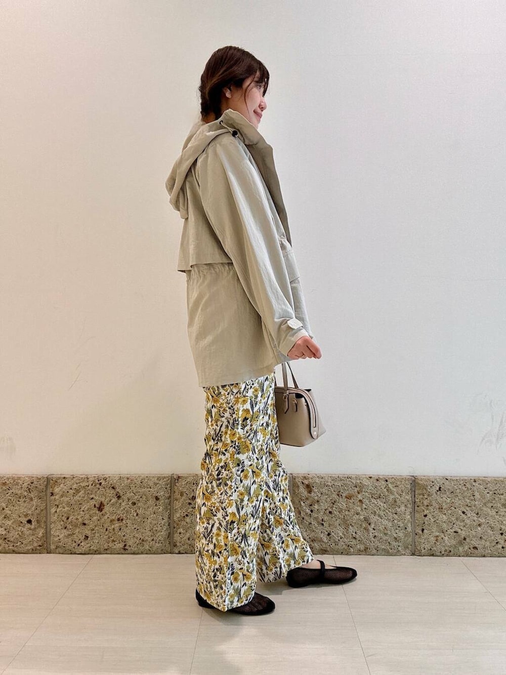 「大人カジュアル、花柄、プルオーバー、パンツ、マウンテンパーカー、アーバンリサーチドアーズ、春アウター、newarrival、doors、お出かけコーデ、20代後半、ナチュラル×ブルベ夏」｜「URBAN RESEARCH DOORSのナイロンマウンテンパーカー（マウンテンパーカー、ベージュ系）」を使った、八木野　由季さん（レディース・165cm）の春コーディネートの2枚目の写真