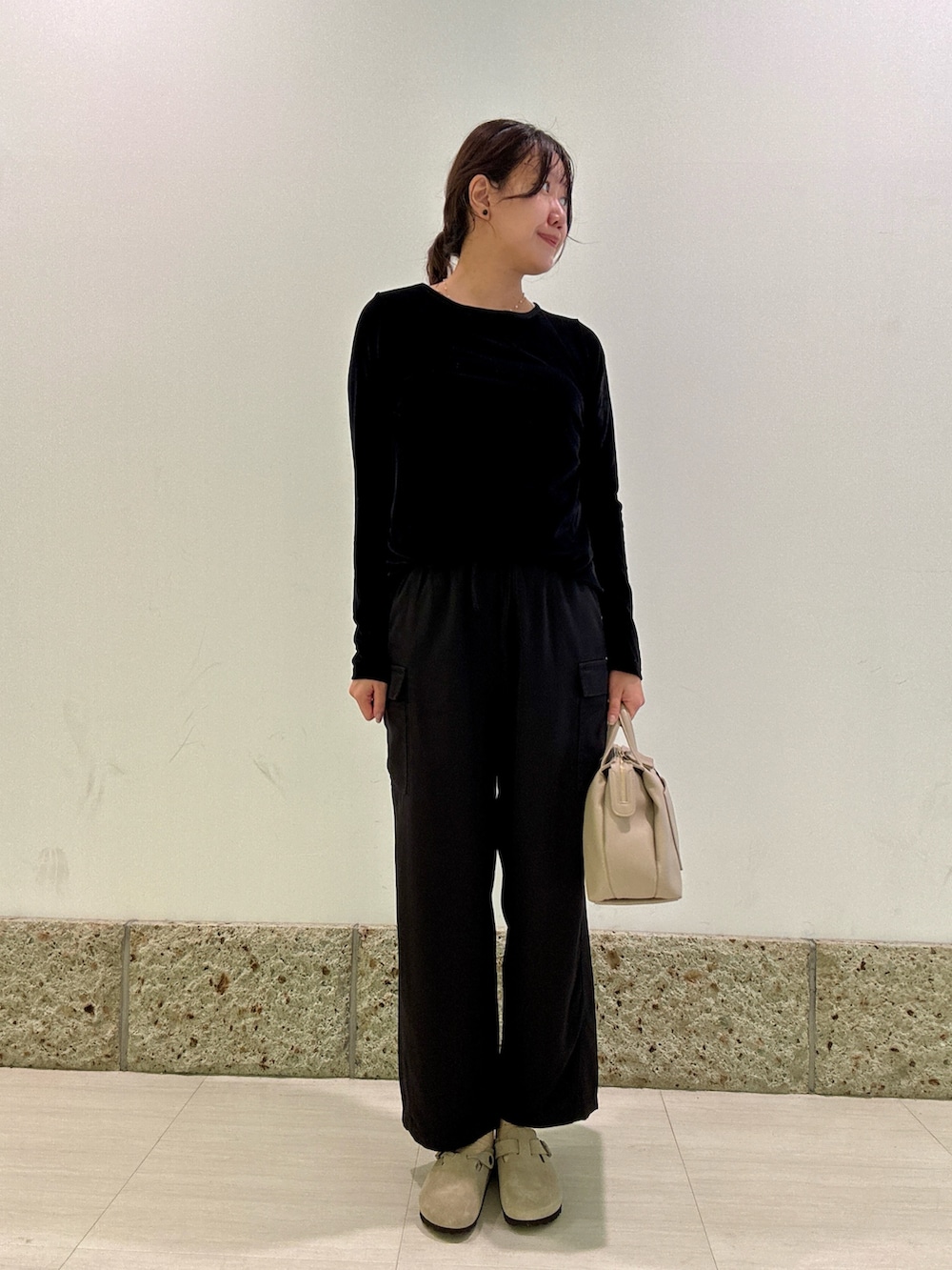 「秋服準備はじめました、パンツスタイル、秋服、ベロア、ベロアトップス、ワントーンコーデ、カーゴパンツ、ビルケンシュトック」｜「URBAN RESEARCH DOORSのシアーベロアプルオーバー（Tシャツ/カットソー、ブラック系）」を使った、YUKIさん（骨格ナチュラル・レディース・165cm）の秋コーディネートの2枚目の写真