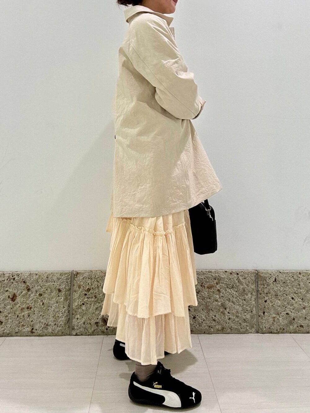 「スカート、かぐれ、スニーカーコーデ、アーバンリサーチドアーズ、春アウター、newarrival、お出かけコーデ、20代後半、春カラーコーデ、ナチュラル×ブルベ夏」｜「かぐれのコットンリヨセルスウェットプルオーバー（スウェット、ベージュ系）」を使った、八木野　由季さん（レディース・165cm）の春コーディネートの2枚目の写真