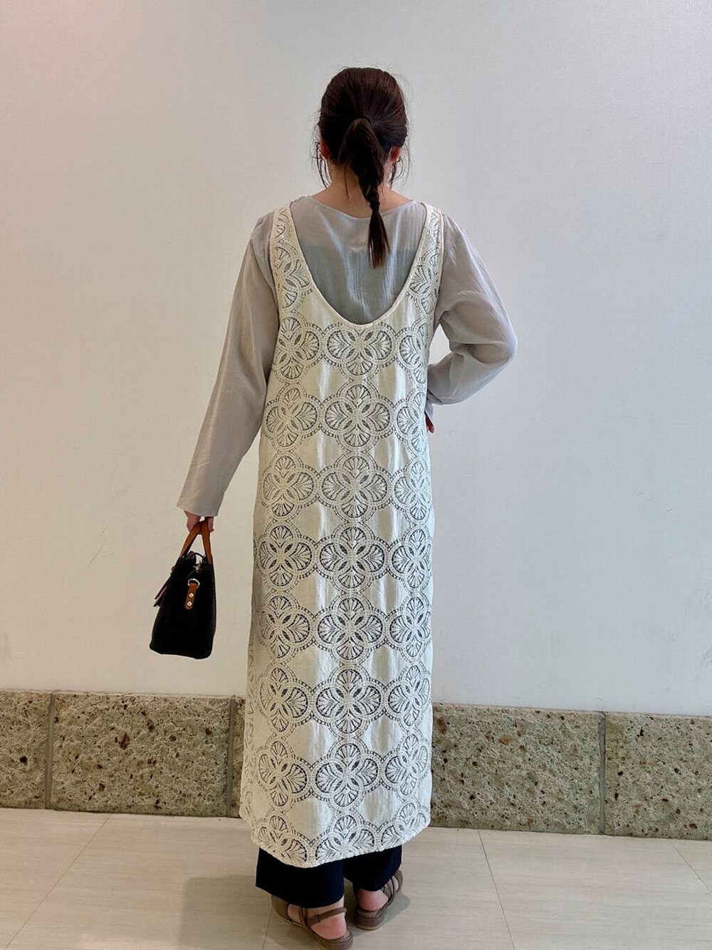 「ワンピース、ロンT、レース、シアー、newarrival、ゆったり、楽ちん、お出かけコーデ、清涼感、20代後半、旅行コーデ、さらっと、ナチュラル×ブルベ夏、暮らしを楽しむ、サマシェア」|「RODE SKOのチャーム付メッシュミニバッグ(ハンドバッグ、ブラック系)」を使った、八木野 由季さん(レディース・165cm)の夏コーディネートの4枚目の写真