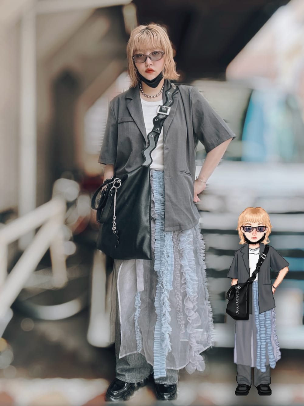 ブラック系のローファー、ブルー系のスカート、グレー系のテーラードジャケットを着用したレディースの夏コーディネートの2枚目の写真