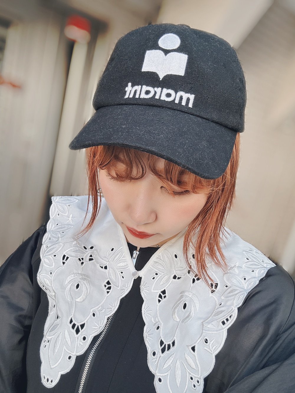 ブラック系のワンピース/ドレス、ホワイト系のデニムパンツ、ホワイト系のバッグを着用したレディースの冬コーディネートの2枚目の写真