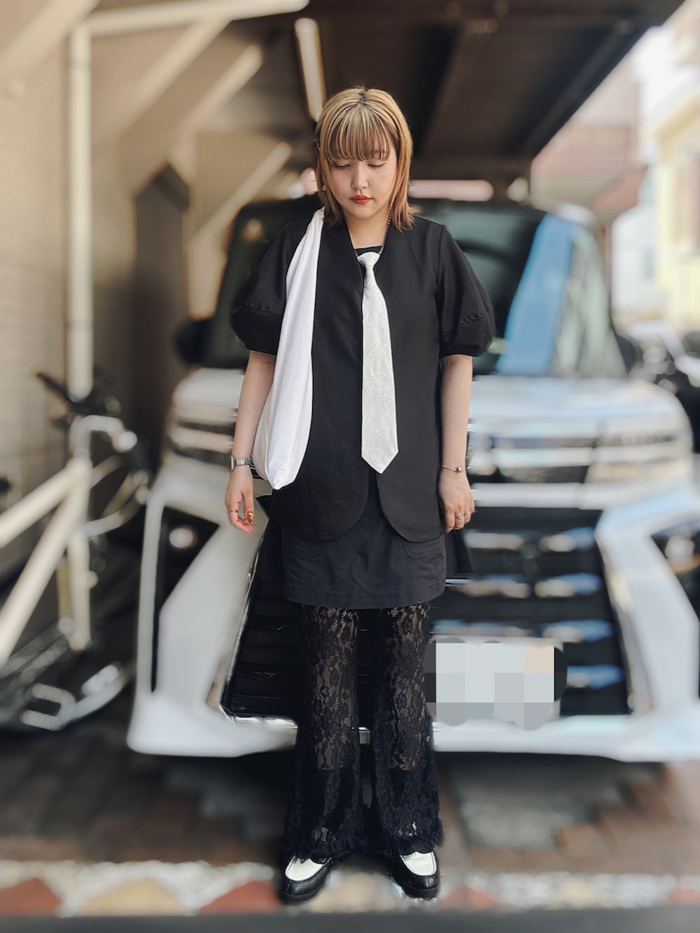 ブラック系のその他パンツ、ホワイト系のローファー、ブラック系のワンピース/ドレスを着用したレディースの夏コーディネートの2枚目の写真