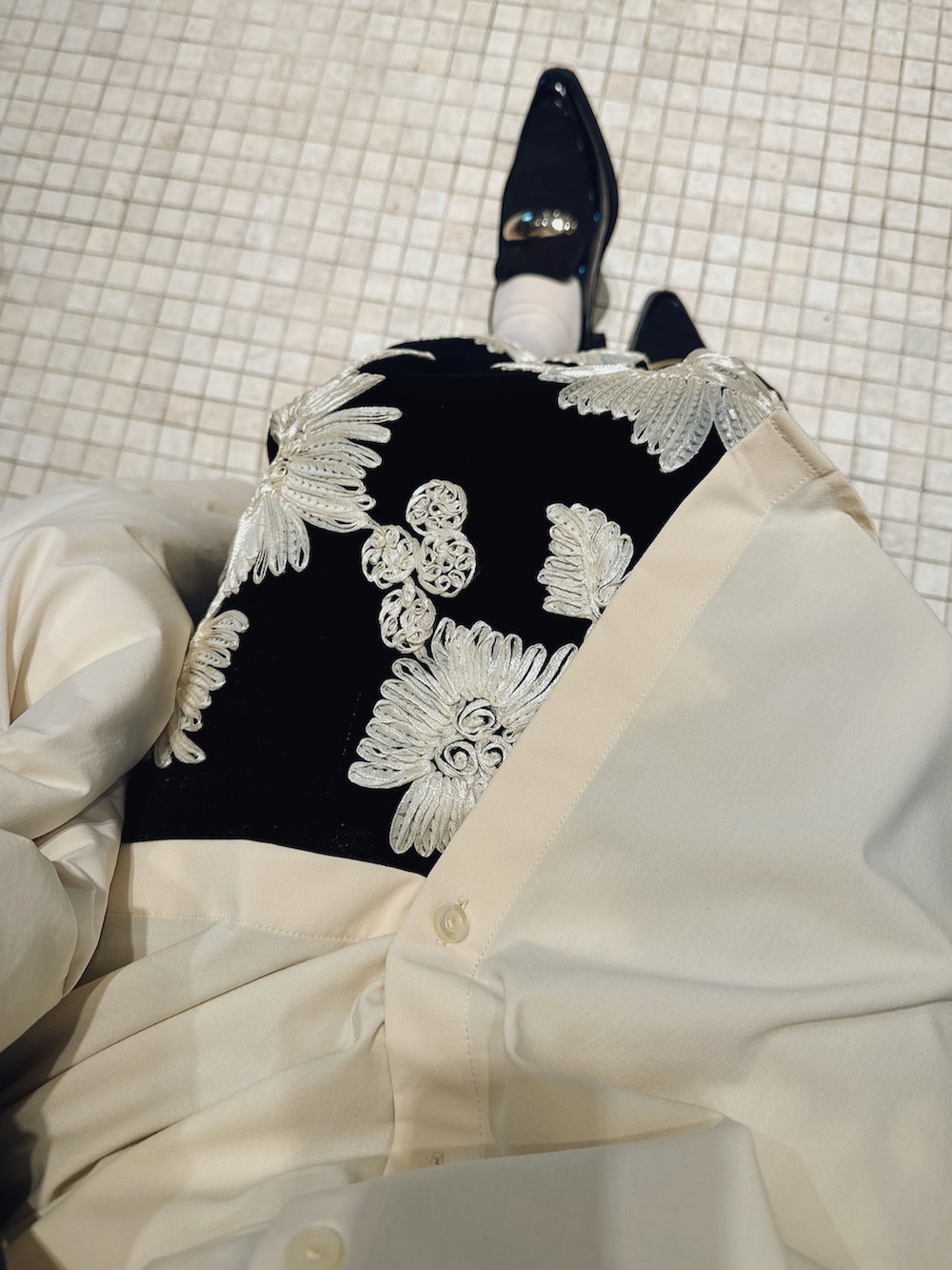 ホワイト系のシャツ/ブラウス、ホワイト系のダウンジャケット/コート、ホワイト系のシャツ/ブラウスを着用したレディースの冬コーディネートの3枚目の写真