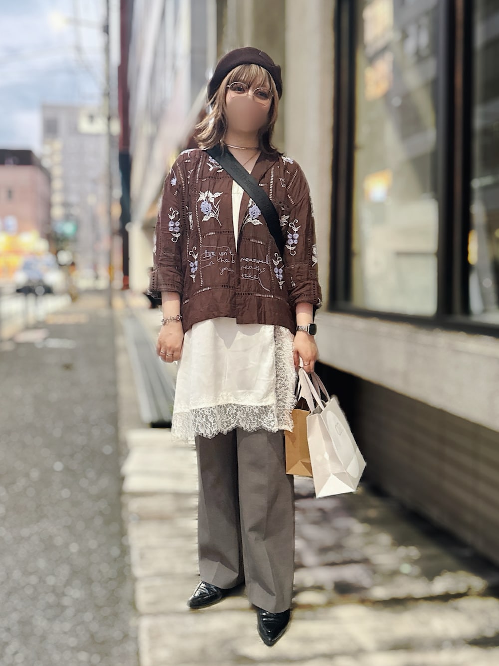 ホワイト系のキャミソール、グレー系のその他パンツ、レッド系のシャツ/ブラウスを着用したレディースの秋コーディネートの2枚目の写真