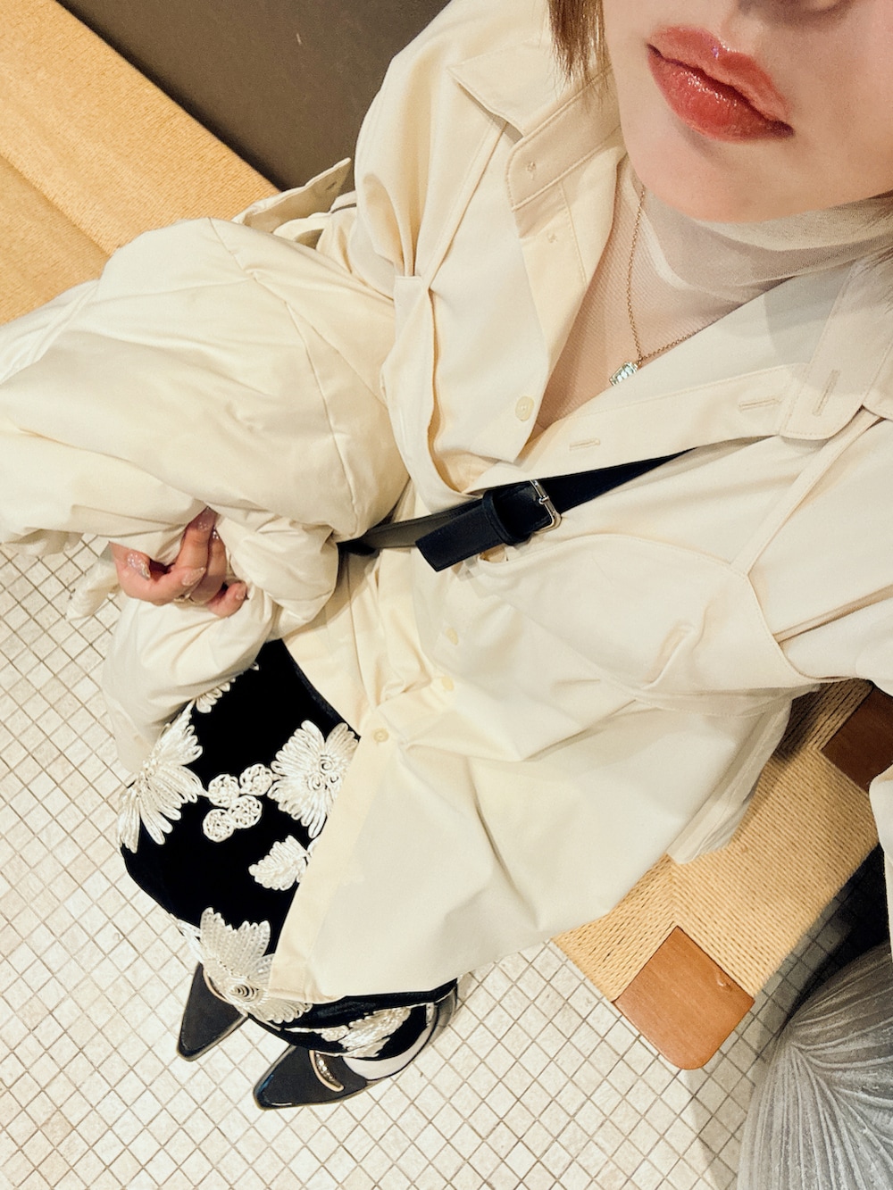 ホワイト系のシャツ/ブラウス、ホワイト系のダウンジャケット/コート、ホワイト系のシャツ/ブラウスを着用したレディースの冬コーディネートの2枚目の写真