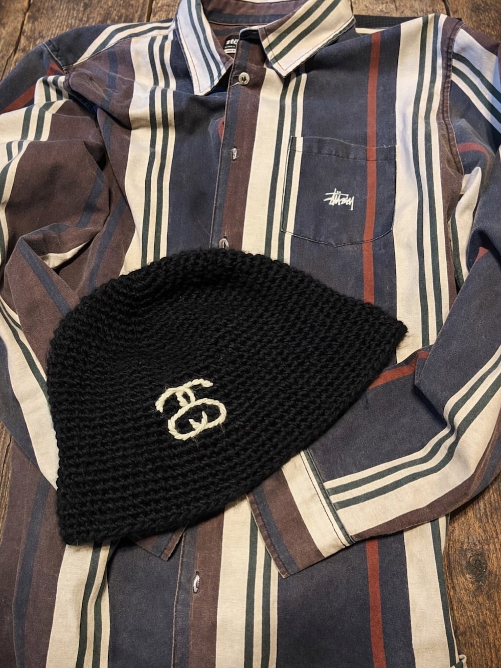 その他のシャツ/ブラウス、ブラック系のサロペット/オーバーオール、ブラック系のブーツを着用したメンズの冬コーディネートの2枚目の写真