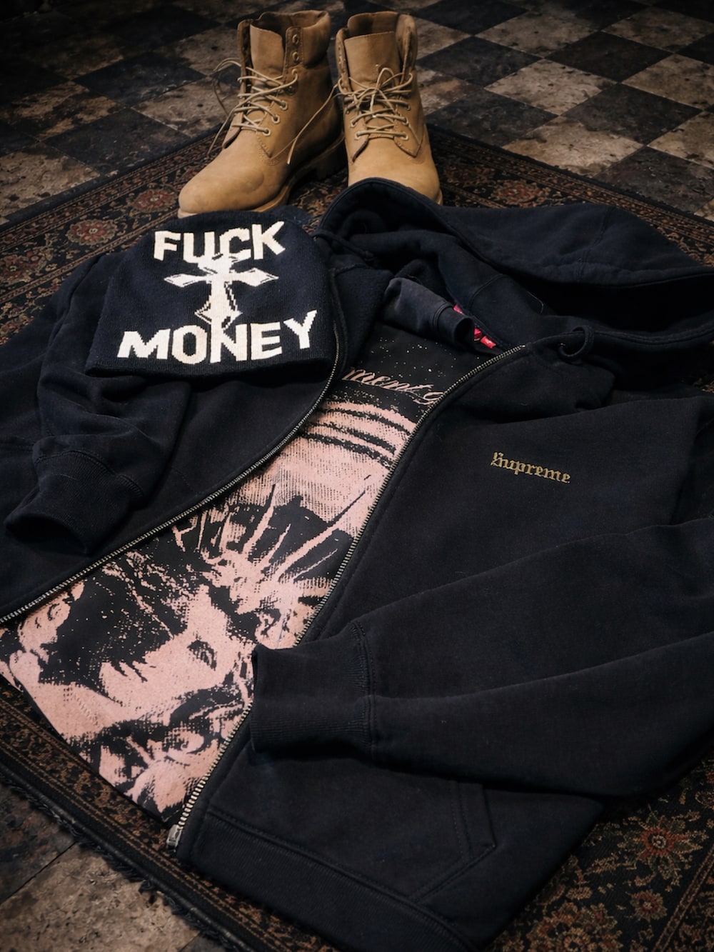 ベージュ系のブーツ、ブラック系のパーカー、ブラック系のTシャツ/カットソーを着用したメンズの冬コーディネートの3枚目の写真