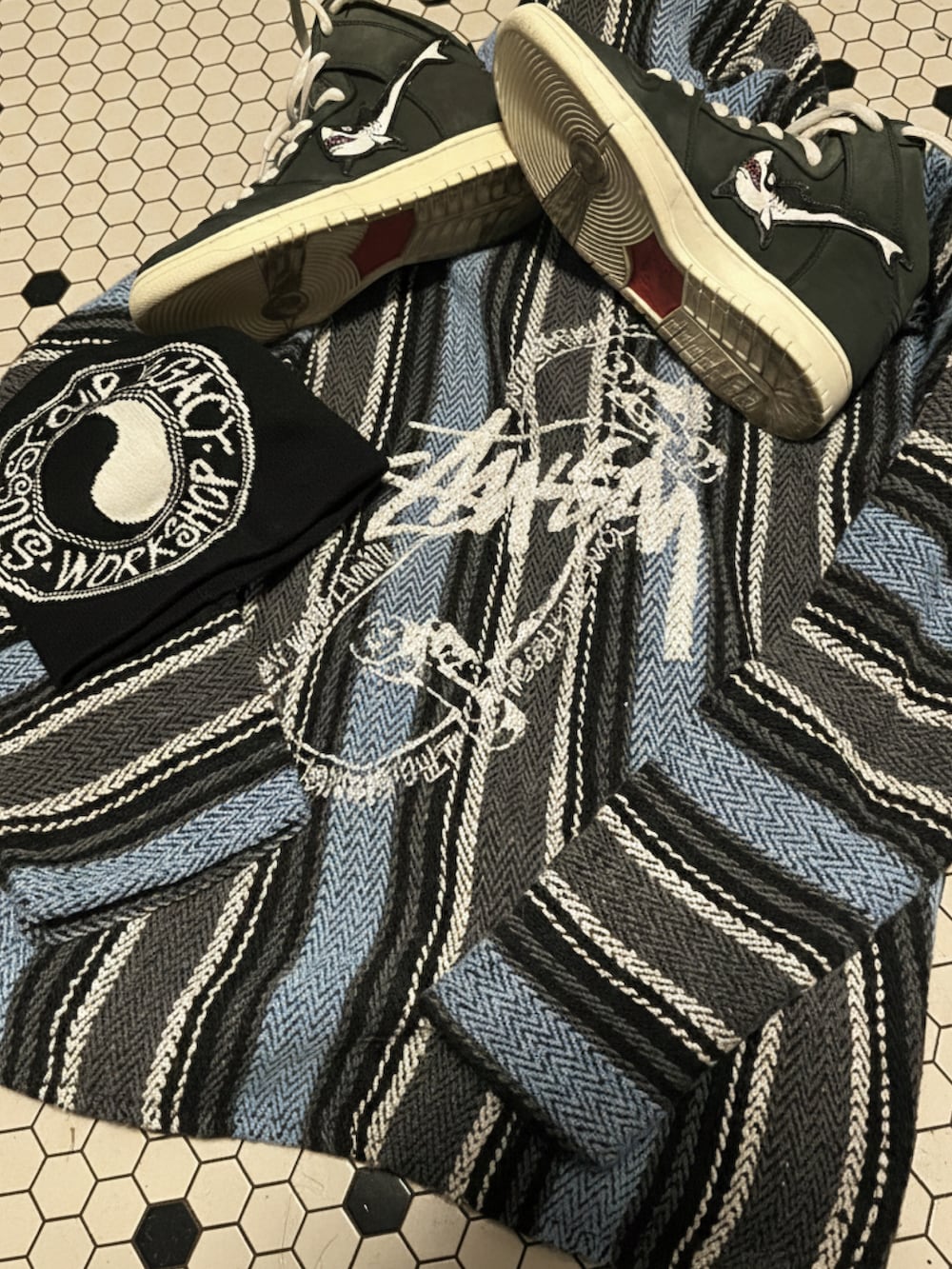 ブルー系のパーカー、ブルー系のデニムパンツ、ブラック系のスニーカーを着用したメンズの冬コーディネートの3枚目の写真