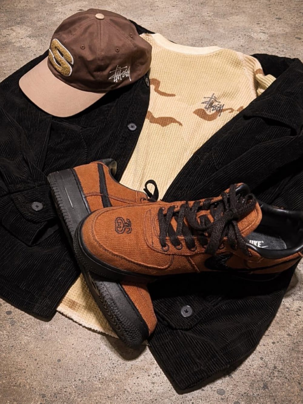 ベージュ系のその他トップス、ブラック系のセットアップ、ブラック系のスニーカーを着用したメンズの冬コーディネートの3枚目の写真