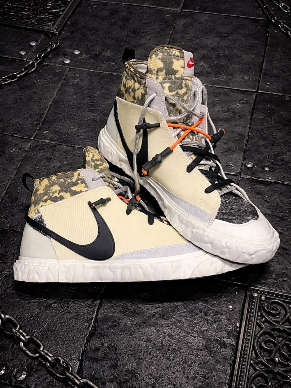 ホワイト系のスニーカー、ホワイト系のニット/セーター、ブラック系のキャップを着用したメンズの冬コーディネートの3枚目の写真