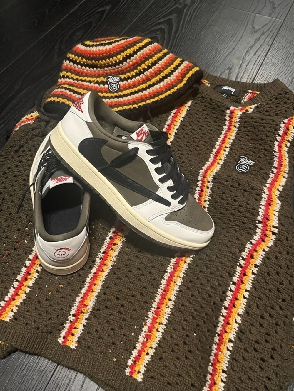 グリーン系のニット/セーター、ブラック系のスウェットパンツ、ホワイト系のスニーカーを着用したメンズの冬コーディネートの2枚目の写真