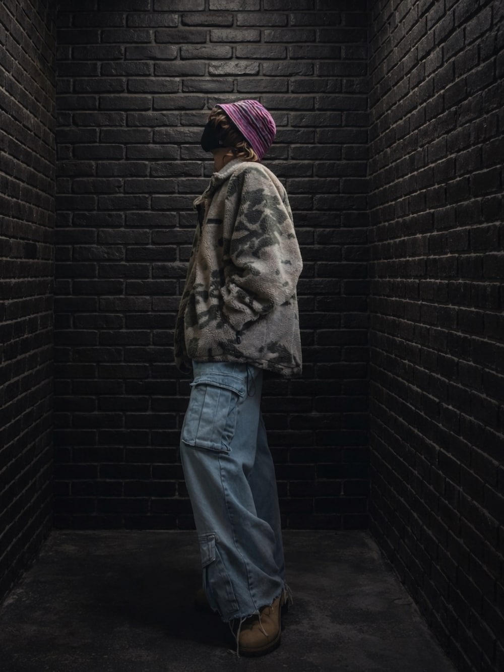 ベージュ系のブーツ、ピンク系のTシャツ/カットソー、ベージュ系のその他アウターを着用したメンズの冬コーディネートの2枚目の写真