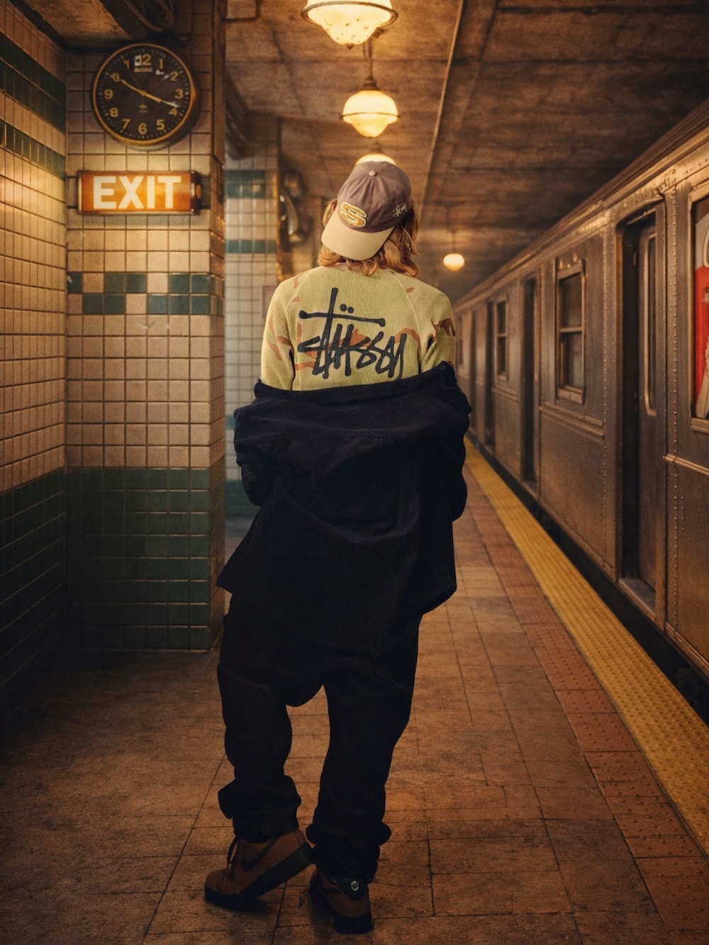 ベージュ系のその他トップス、ブラック系のセットアップ、ブラック系のスニーカーを着用したメンズの冬コーディネートの2枚目の写真