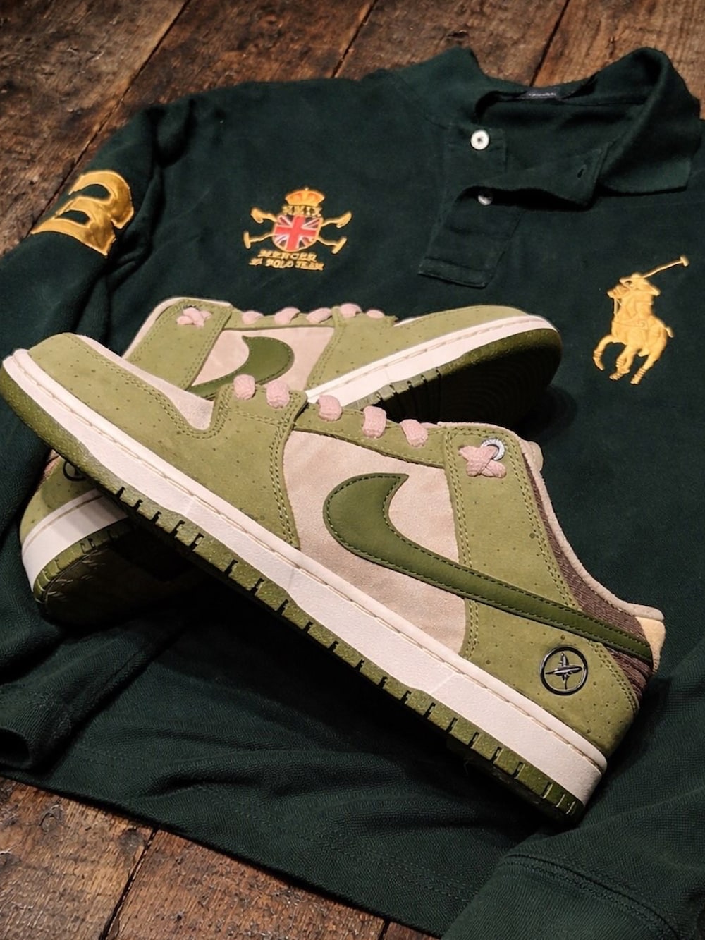 グリーン系のポロシャツ、グリーン系のスニーカー、グリーン系のニットキャップ/ビーニーを着用したメンズの春コーディネートの2枚目の写真