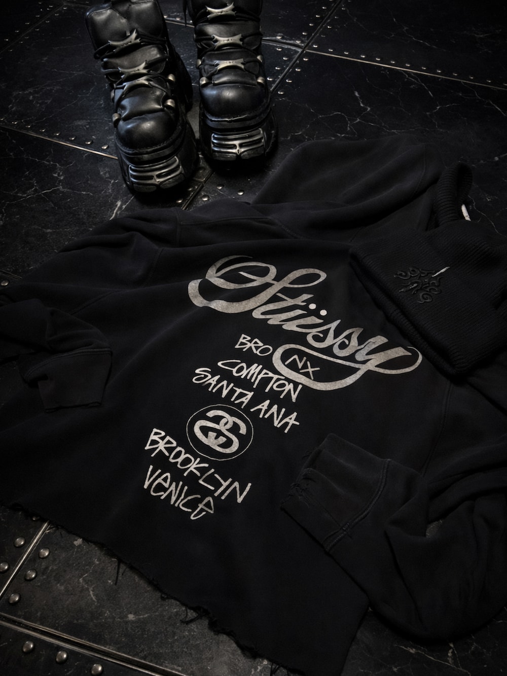 ブラック系のパーカー、レッド系のシャツ/ブラウス、ブラック系のカーゴパンツを着用したメンズの冬コーディネートの3枚目の写真