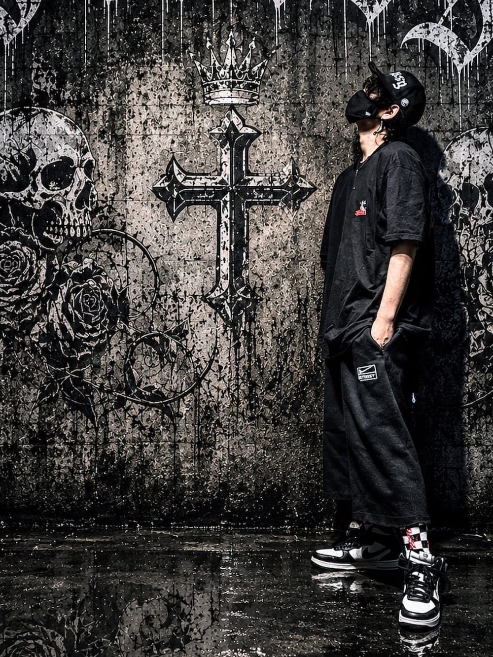 ブラック系のTシャツ/カットソー、ブラック系のスウェットパンツを着用したメンズの夏コーディネートの2枚目の写真