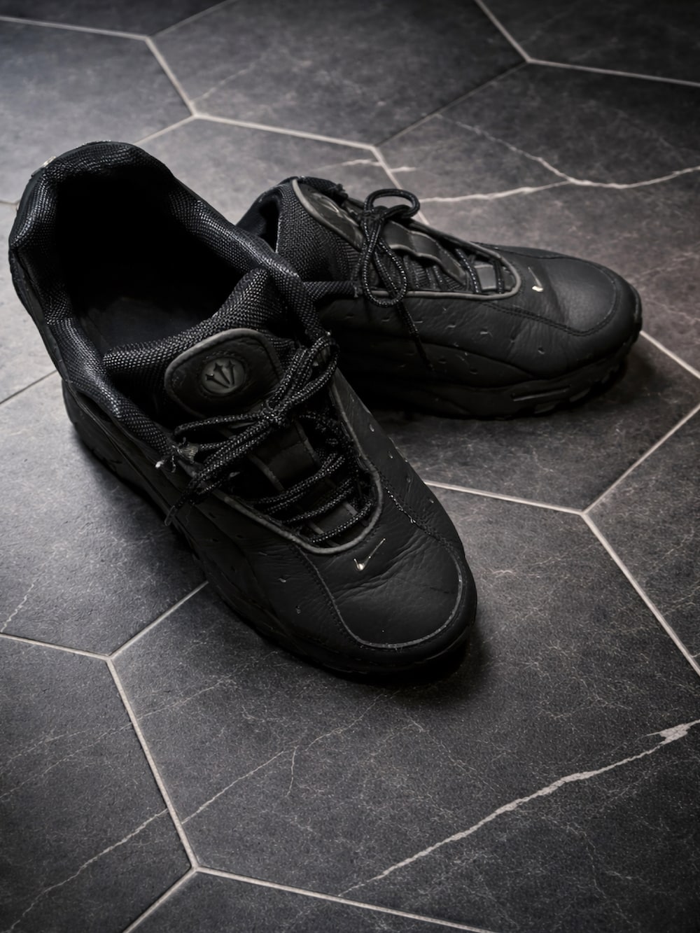 ブラック系のデニムパンツ、ブラウン系のカーディガン/ボレロ、ブラック系のスニーカーを着用したメンズの冬コーディネートの3枚目の写真