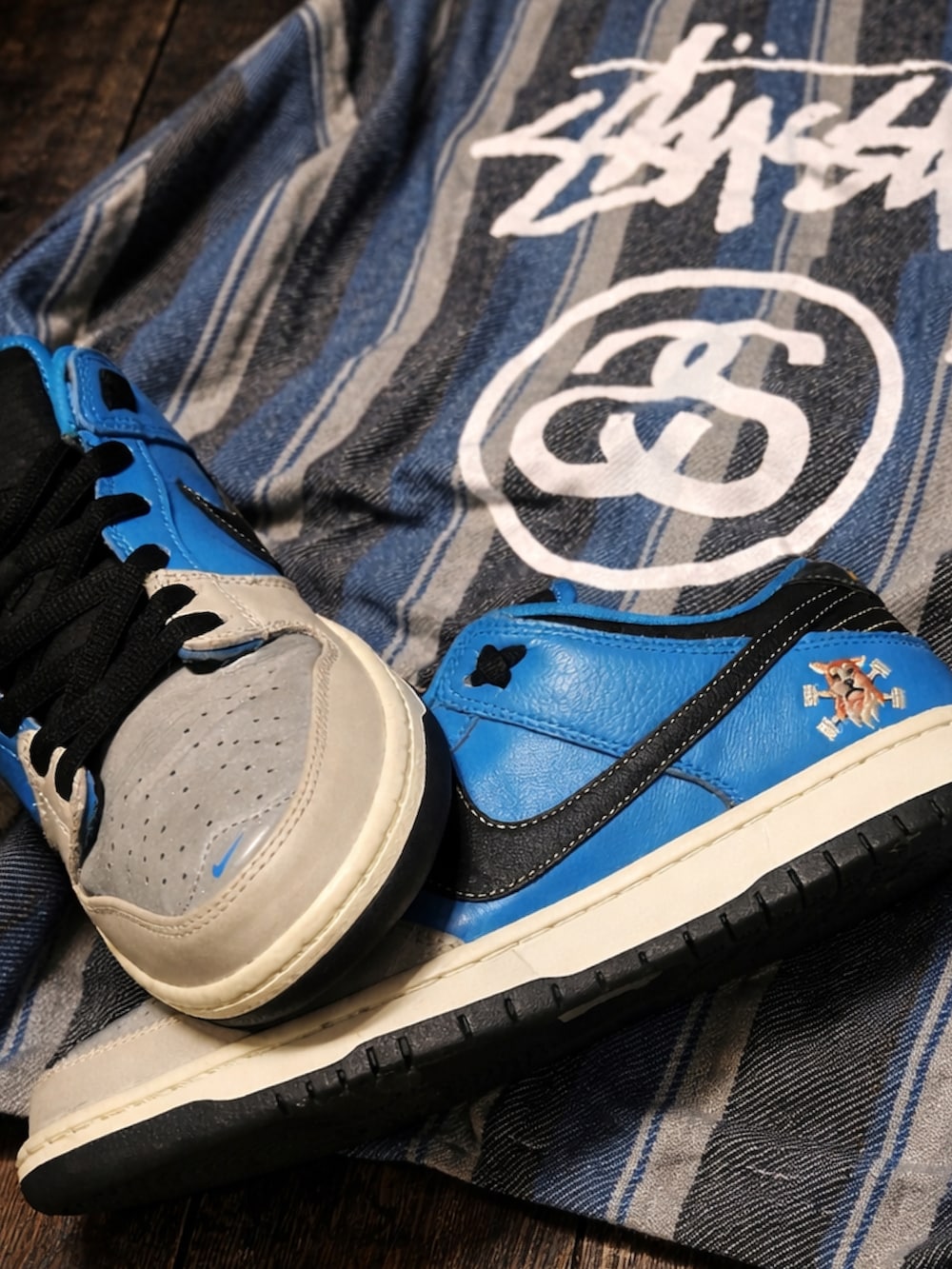 ブルー系のその他トップス、ブラック系のスウェットパンツ、ブルー系のスニーカーを着用したメンズの春コーディネートの3枚目の写真