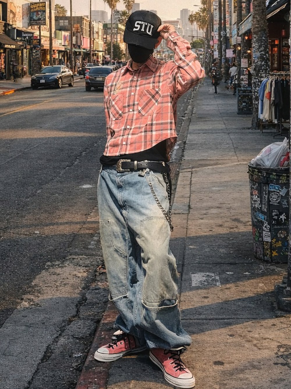 ブルー系のデニムパンツ、ピンク系のスニーカー、ブラック系のキャップを着用したメンズの春コーディネートの2枚目の写真