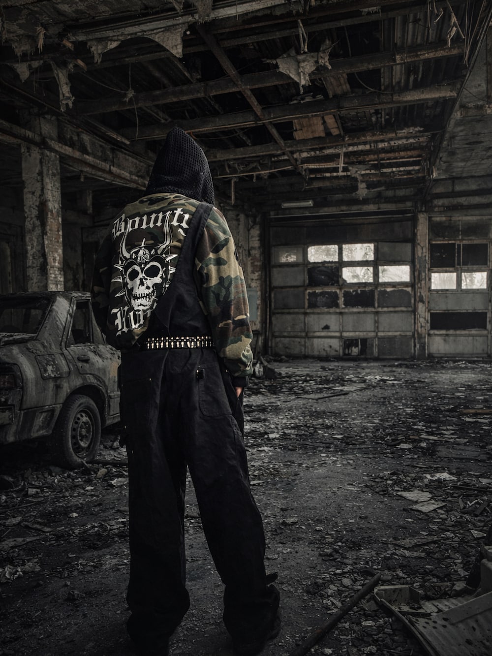 ブラック系のブーツ、グリーン系のその他トップス、ブラック系のサロペット/オーバーオールを着用したメンズの冬コーディネートの2枚目の写真