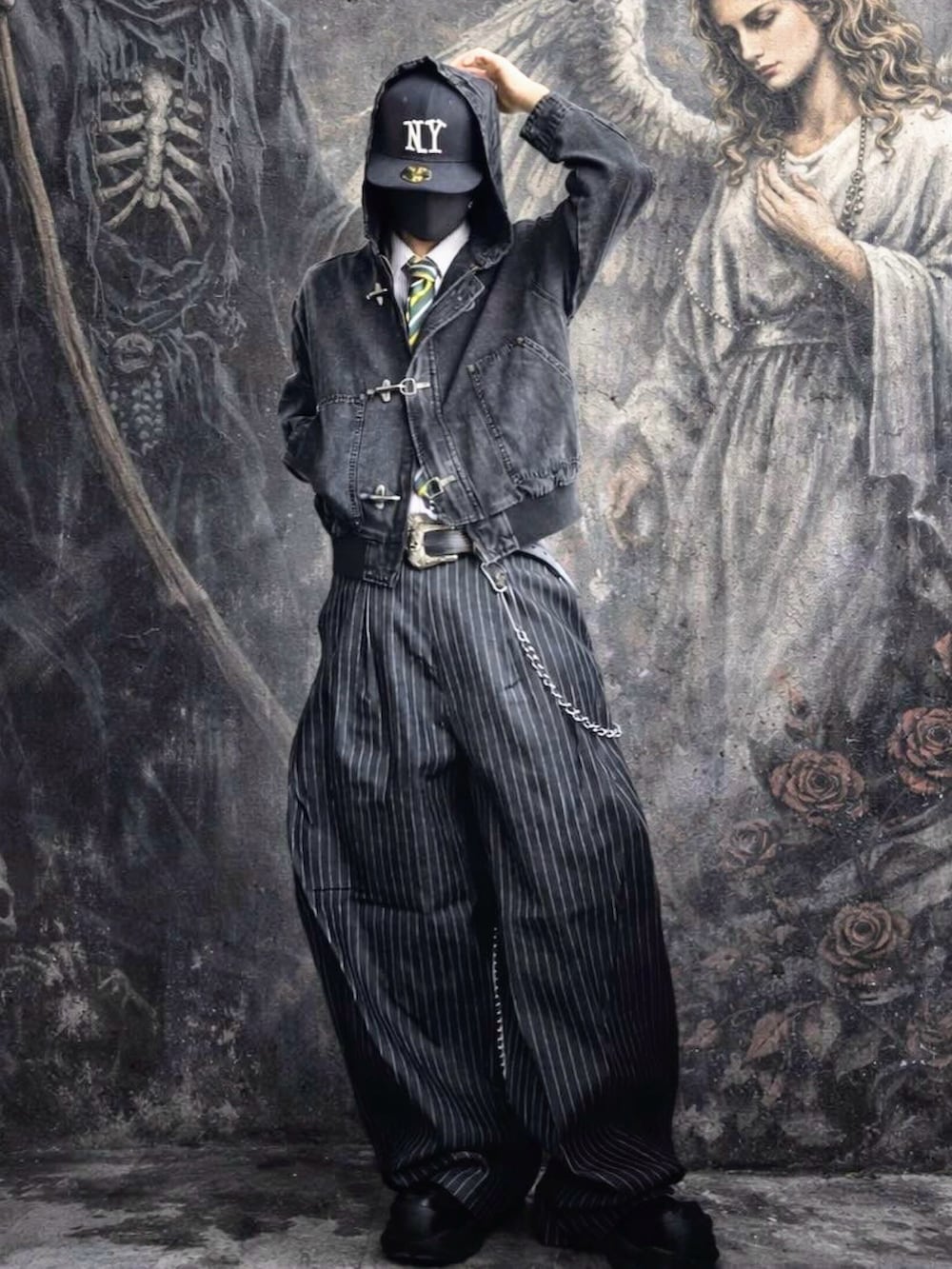 ブラック系のその他アウター、その他のその他パンツ、ブラック系のスニーカーを着用したメンズの冬コーディネートの2枚目の写真