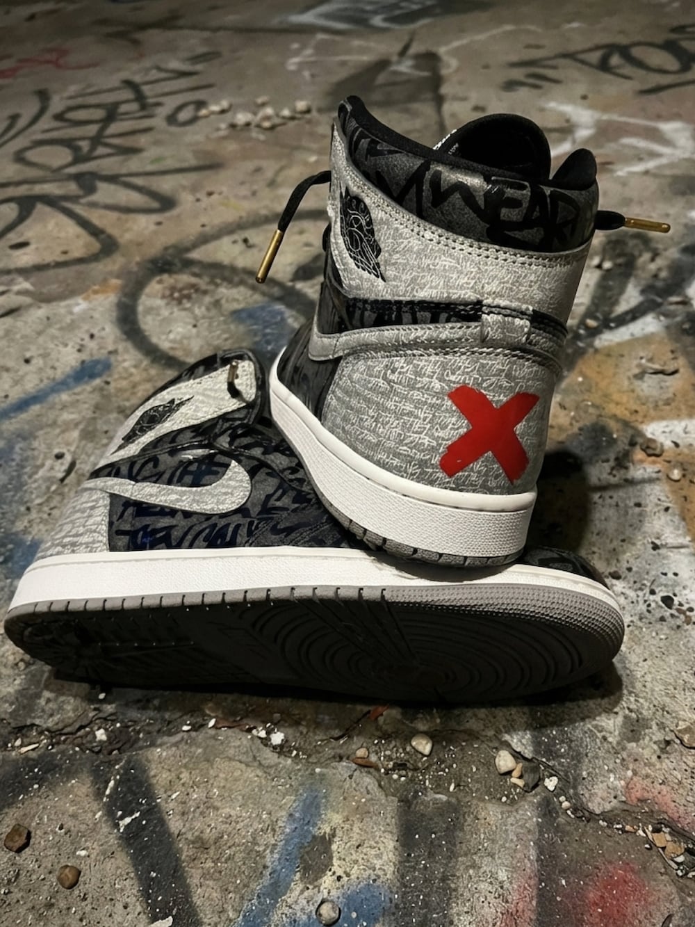 ブラック系のスウェットパンツ、グレー系のその他トップス、ブラック系のスニーカーを着用したメンズの冬コーディネートの3枚目の写真