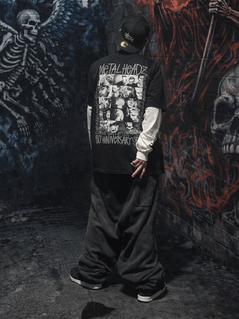 ブラック系のTシャツ/カットソー、ホワイト系のTシャツ/カットソー、ブラック系のスウェットパンツを着用したメンズの冬コーディネートの3枚目の写真