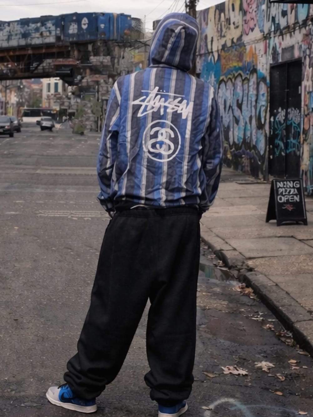 ブルー系のその他トップス、ブラック系のスウェットパンツ、ブルー系のスニーカーを着用したメンズの春コーディネートの2枚目の写真